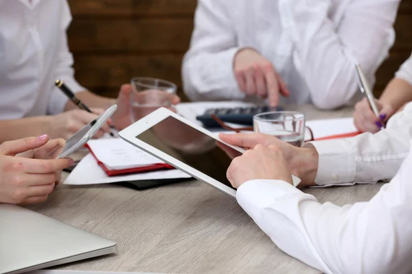 Grupp av affärsmän som arbetar på kontoret — Stockfoto