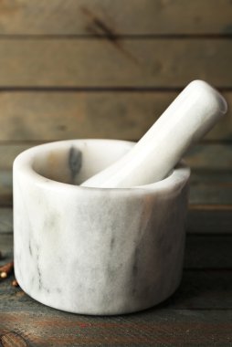 Ahşap zemin üzerine harç içinde biber karışımı