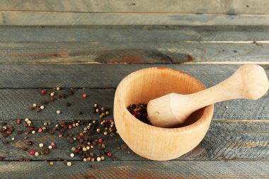 Ahşap zemin üzerine harç içinde biber karışımı