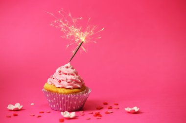 Maytap üzerinde pembe bir arka plan ile cupcake