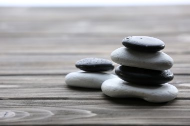 Su Spa taşlarla üzerinde ahşap arka plan damla