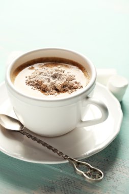 Sıcak çikolata şekerleme kupa, renk ahşap arka plan üzerinde