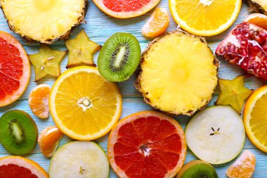 Meyveler masanın üstünde, dilimlenmiş yakın çekim