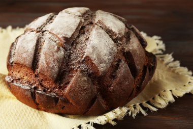 Peçete ahşap arka plan üzerinde taze ekmek