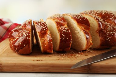 Parlak arka plan üzerinde kesme tahtası üzerinde taze topuz dilimlenmiş