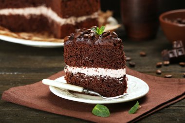 Masanın üzerinde nefis çikolatalı pasta.