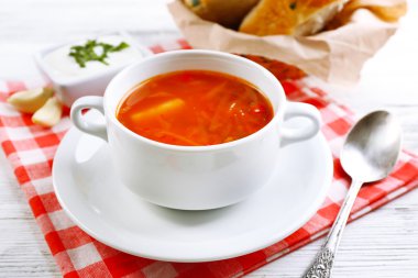 Ukraynalı pancar çorbası - pancar çorbası, peçete, ahşap arka plan üzerinde üzerinde