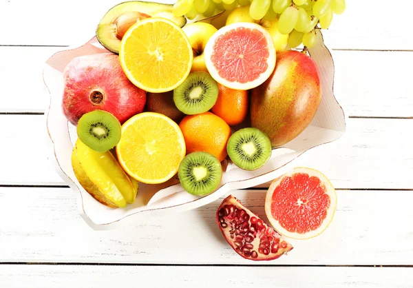 Sortimento de frutas na mesa de madeira — Fotografia de Stock