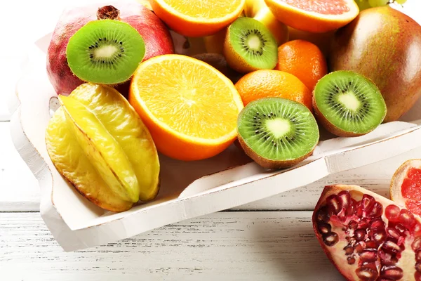 Surtido de frutas en mesa de madera — Foto de Stock