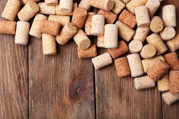 Tappi di vino su sfondo di legno — Foto Stock