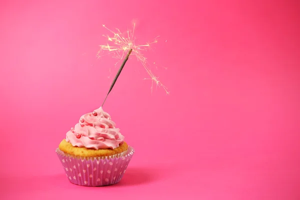 Cupcake avec scintillant sur fond rose — Photo