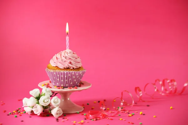 Läckra cupcake på bordet på rosa bakgrund — Stockfoto