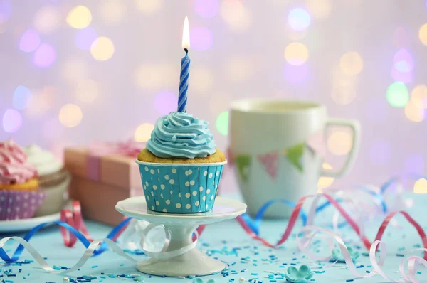 Deliciosos cupcakes en la mesa sobre fondo claro —  Fotos de Stock