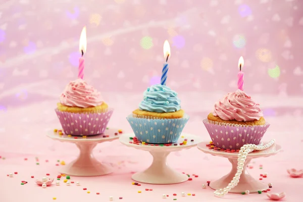 Delicious cupcakes on table on bright background — Stock Photo, Image