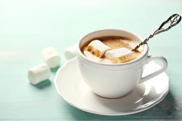 Hot chocolate with marshmallows in mug, on color wooden background — Stock Photo, Image