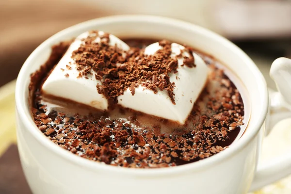 Cioccolata calda con marshmallow in tazza, primo piano — Foto Stock