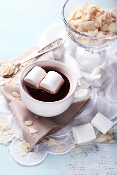 Warme chocolademelk met marshmallows in de beker, op een houten achtergrond kleur — Stockfoto