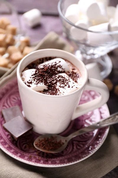 Warme chocolademelk met marshmallows in de beker, op een houten achtergrond kleur — Stockfoto