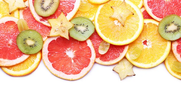 Frutta affettata isolata su bianco — Foto Stock