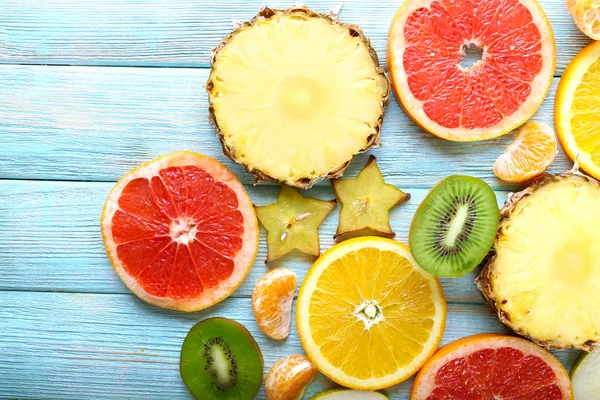 Sliced fruits on table, close-up — Stock Photo, Image