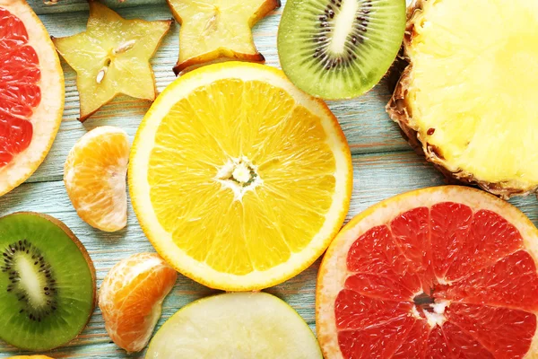 Sliced fruits on table, close-up — Stock Photo, Image