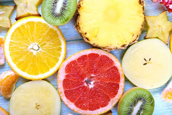 Fruits tranchés sur la table, gros plan — Photo