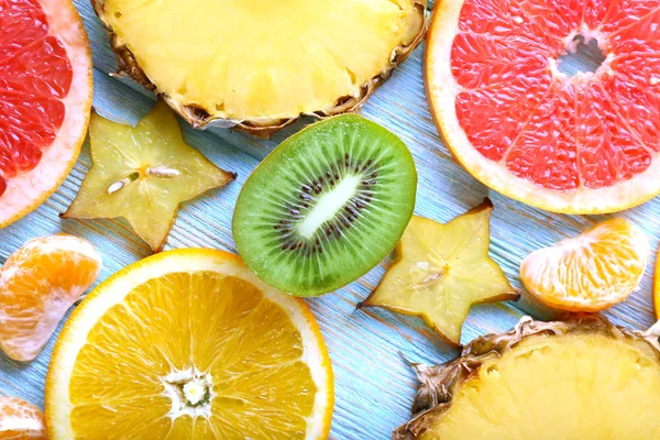 Gesneden fruit op tafel, close-up — Stockfoto