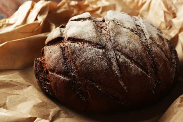 Свежий хлеб на бумаге — стоковое фото