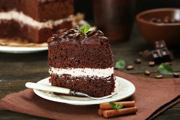 Delicioso pastel de chocolate en primer plano de la mesa — Foto de Stock