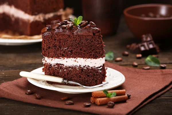 Délicieux gâteau au chocolat sur table close-up — Photo