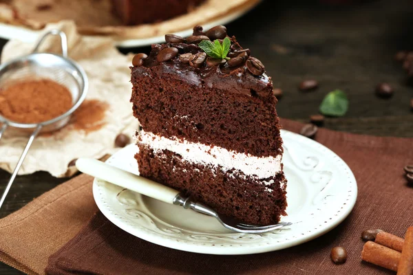 Délicieux gâteau au chocolat sur table close-up — Photo