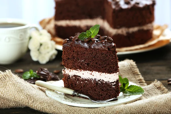 Delicioso pastel de chocolate en primer plano de la mesa — Foto de Stock