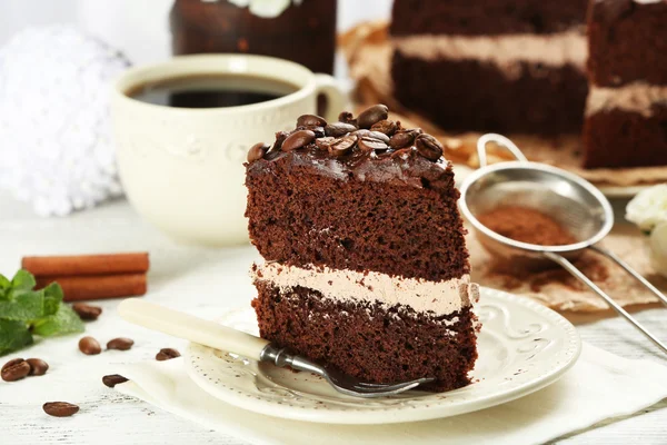 Delicioso bolo de chocolate na mesa no fundo marrom — Fotografia de Stock