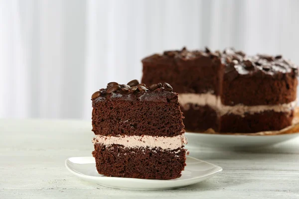 Läcker chokladkaka på bordet på ljus bakgrund — Stockfoto