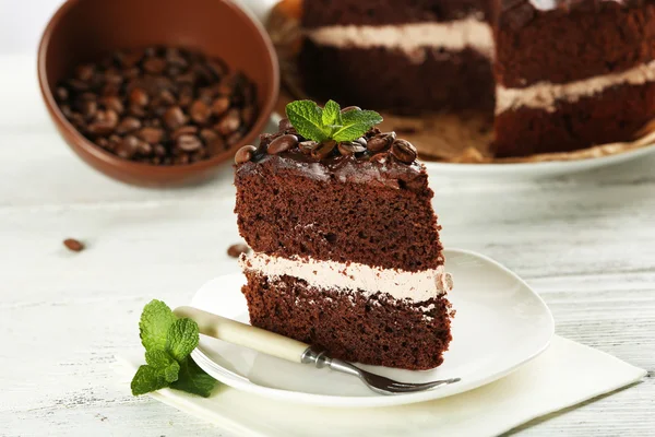 Delicioso bolo de chocolate na mesa close-up — Fotografia de Stock