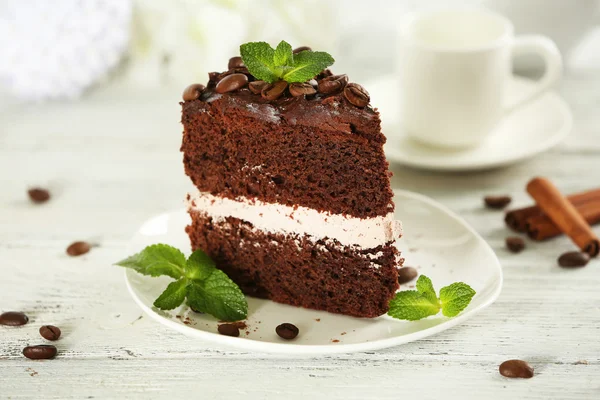 Deliziosa torta al cioccolato sul tavolo su sfondo chiaro — Foto Stock