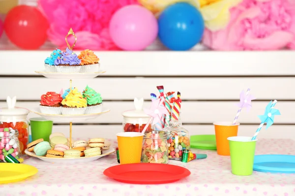 Prepared birthday table with sweets for children party — Stock Photo, Image