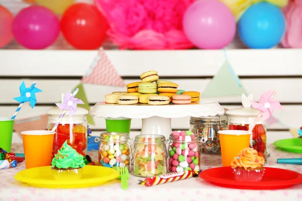 Prepared birthday table with sweets for children party — Stock Photo, Image