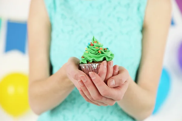 Frau mit schönen Cupcake, Nahaufnahme — Stockfoto