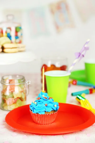Яркий кекс для детской вечеринки, закрыть — стоковое фото