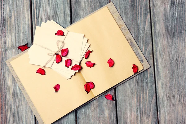 Lettere d'amore e petali di rosa — Foto Stock