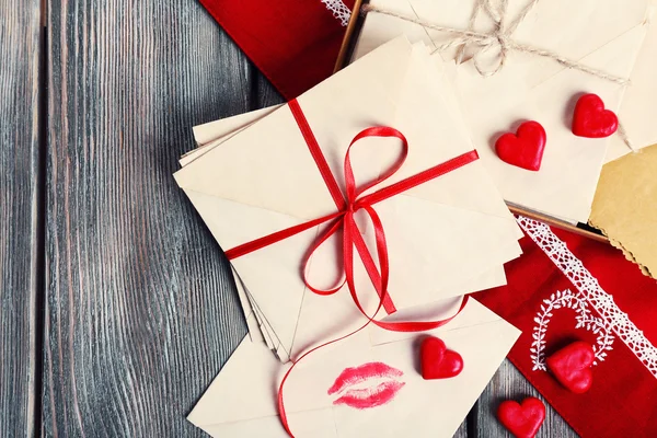 Cartas de amor con cinta roja —  Fotos de Stock