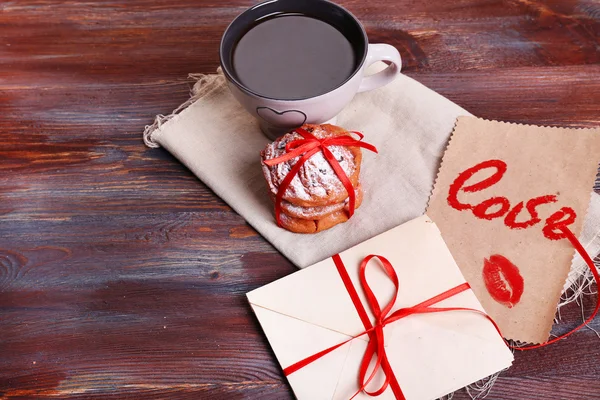 Cartas de amor com café e biscoitos em fundo de madeira — Fotografia de Stock