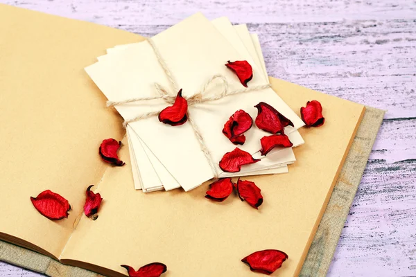 Liefdesbrieven en rozenblaadjes — Stockfoto