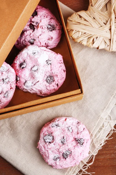 Pink cookies v papírové krabici na tabulka detail — Stock fotografie