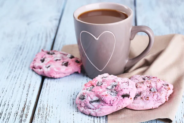 Różowy cookies i filiżankę kawy na stół szczegół — Zdjęcie stockowe