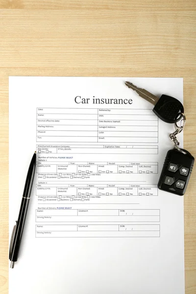 Llaves de coche en los documentos de seguro — Foto de Stock