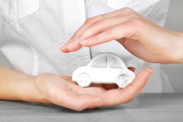 Hände und Spielzeugauto. Schutz des Fahrzeugkonzepts — Stockfoto
