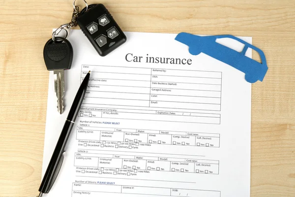 Car keys on insurance documents — Stock Photo, Image