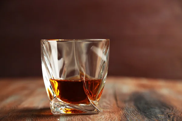 Whisky op houten achtergrond — Stockfoto